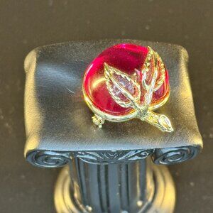 🍎 Vintage Red Lucite Apple Brooch – Gold-Tone with Rhinestone Leaves